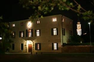Villa Mussato - facciata di notte